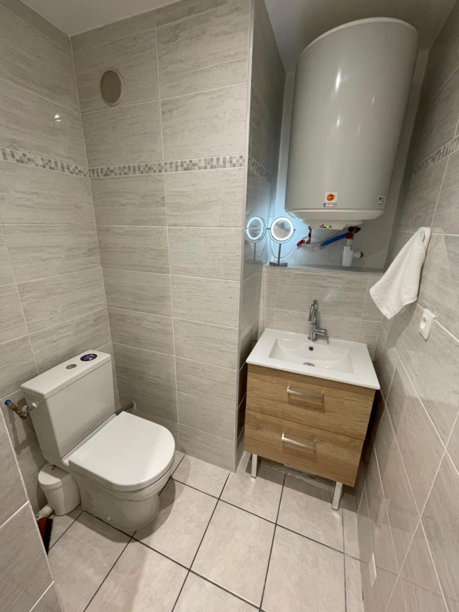 Appartement Ou Studio En Hyper Centre, Pour La Plage Et La Rue Pietonne Il Suffit De Traverser La Rue , Voir La Photo Principale Andernos-les-Bains Extérieur photo